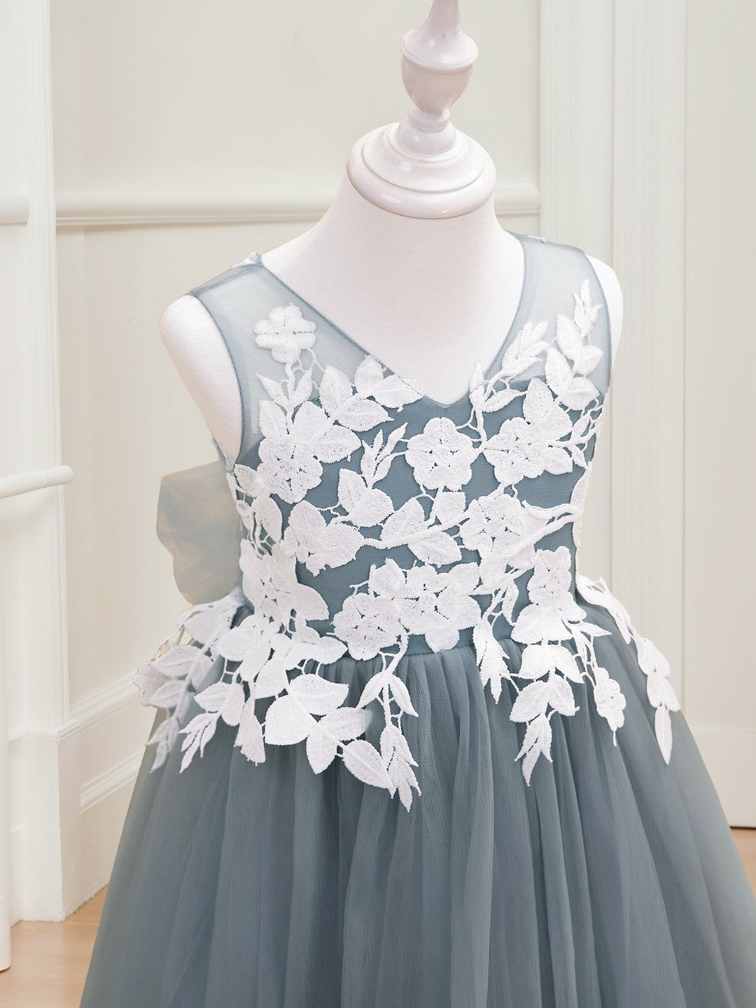 A-Line/Princess V-Neck Sleeveless Tea-Length Flower Girl Dresses with Bow & Lace Appliques